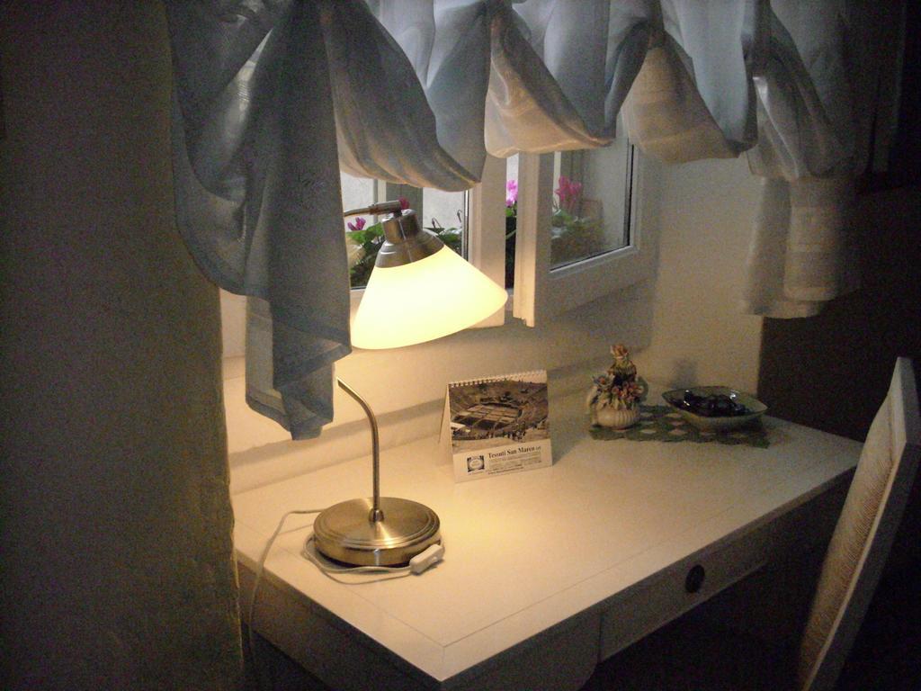 Отель A Casa Di Luca Верона Номер фото